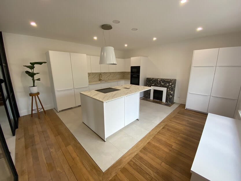 Sol carrelé intégré dans une cuisine avec parquet ancien