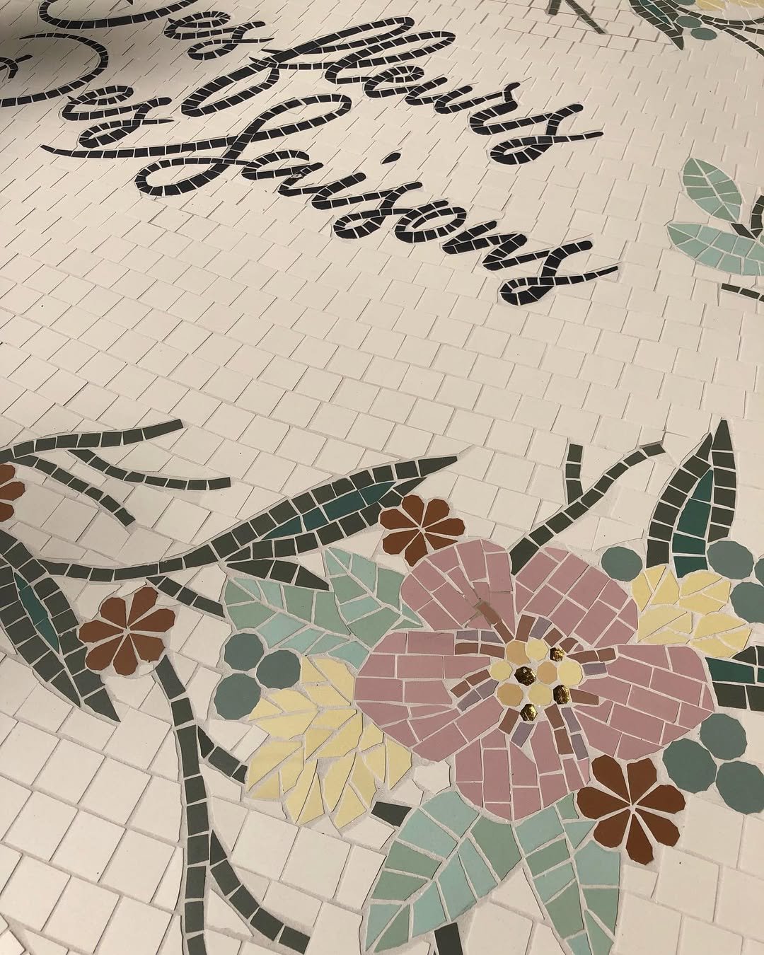 Mosaïque artisanale sur mesure aux motifs fleuris réalisée par notre partenaire Garance Mosaïque