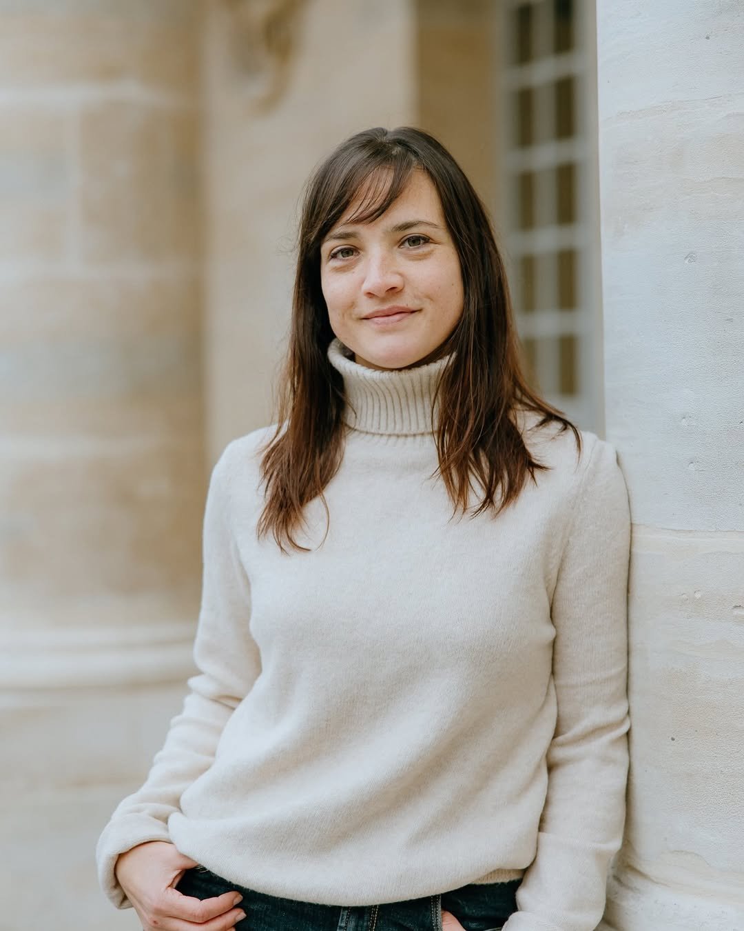 Portrait de Louise Delespinasse mosaïste artisan carrelage sur mesure décoration intérieure