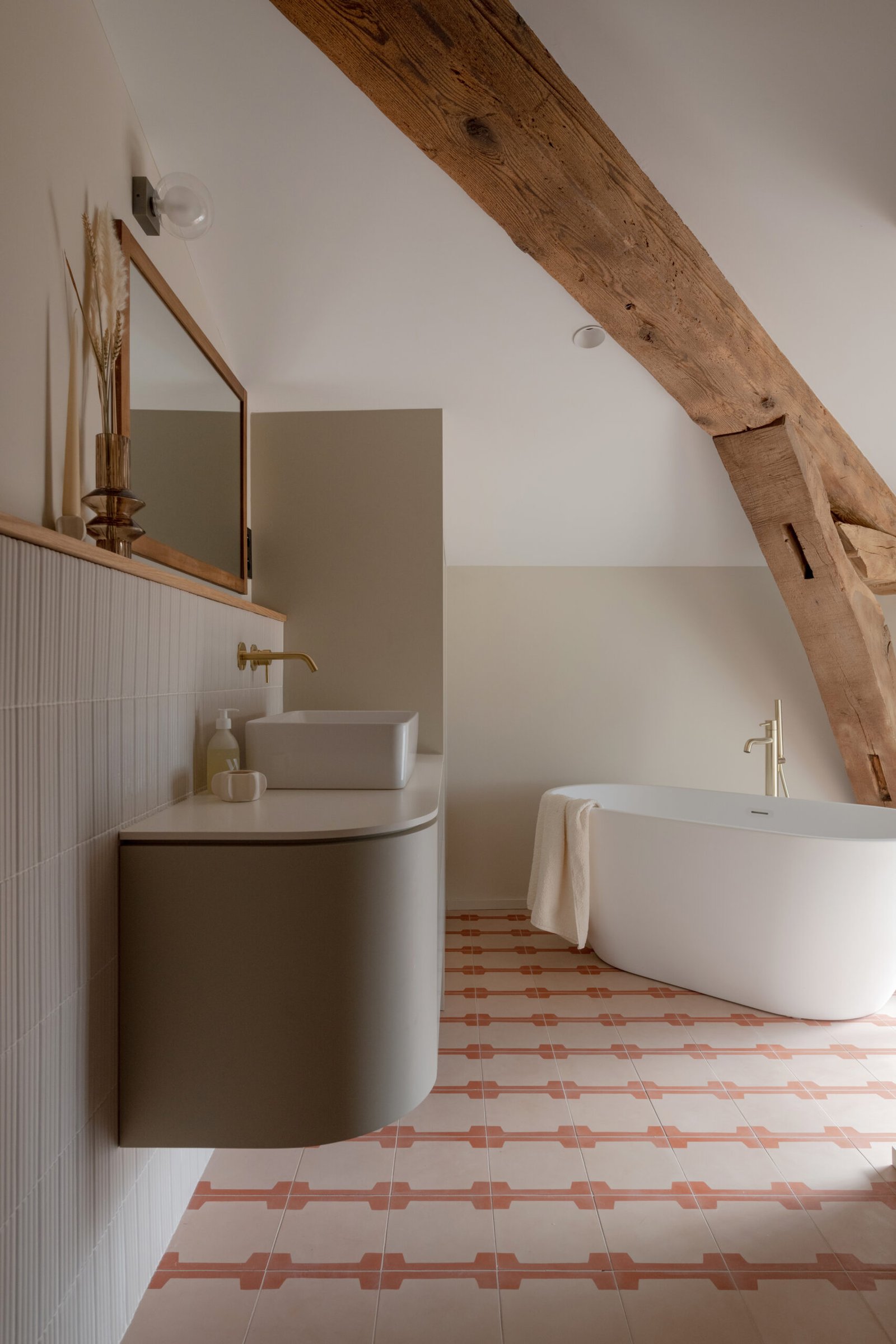 Carrelage de sol salle de bain motif terracotta posé par L’Expérience Céramic