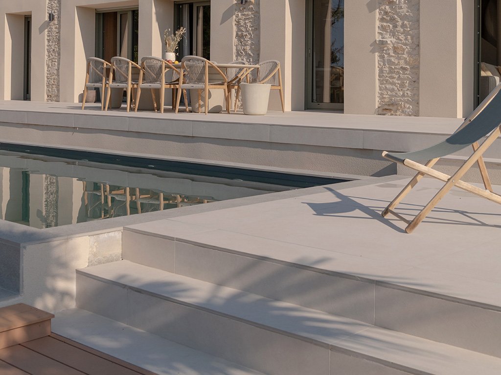 Carrelage terrasse extérieure contour piscine villa posé par L’Expérience Céramic
