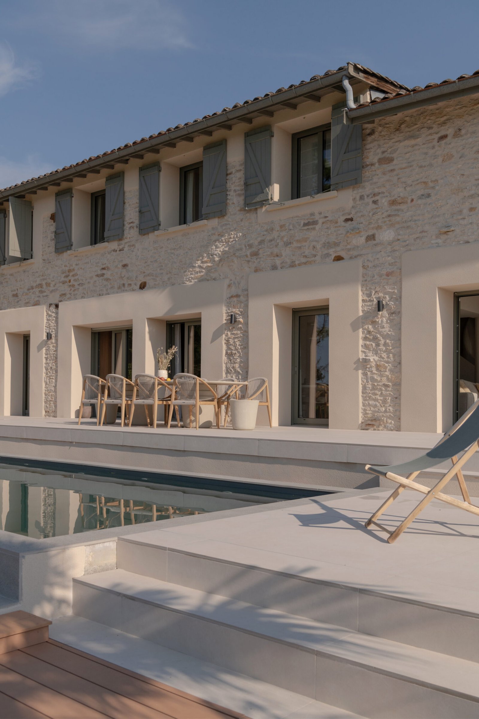 Carrelage terrasse extérieure contour piscine villa posé par L’Expérience Céramic