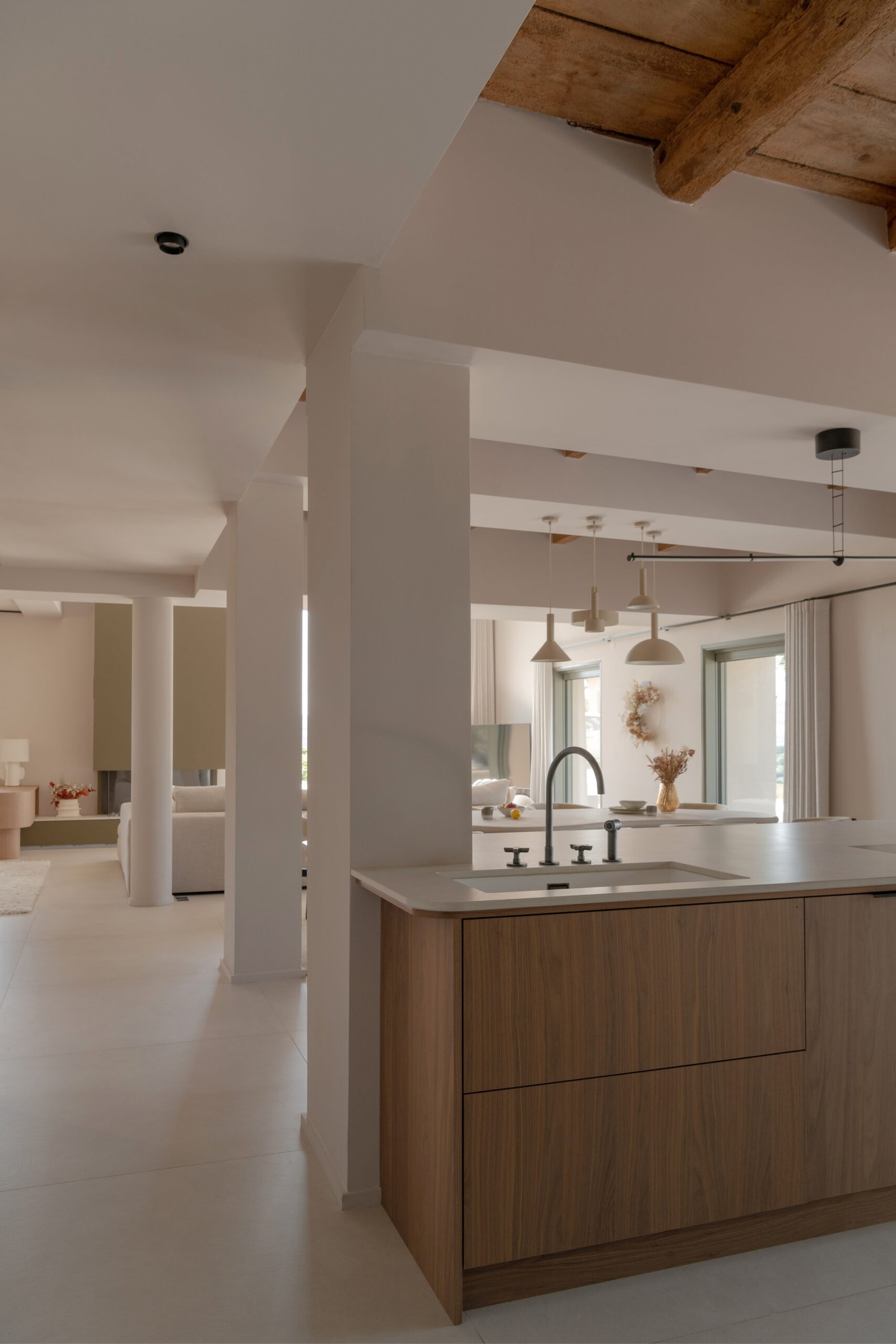 Carrelage sol cuisine en grès cérame gris posé par L’Expérience Céramic