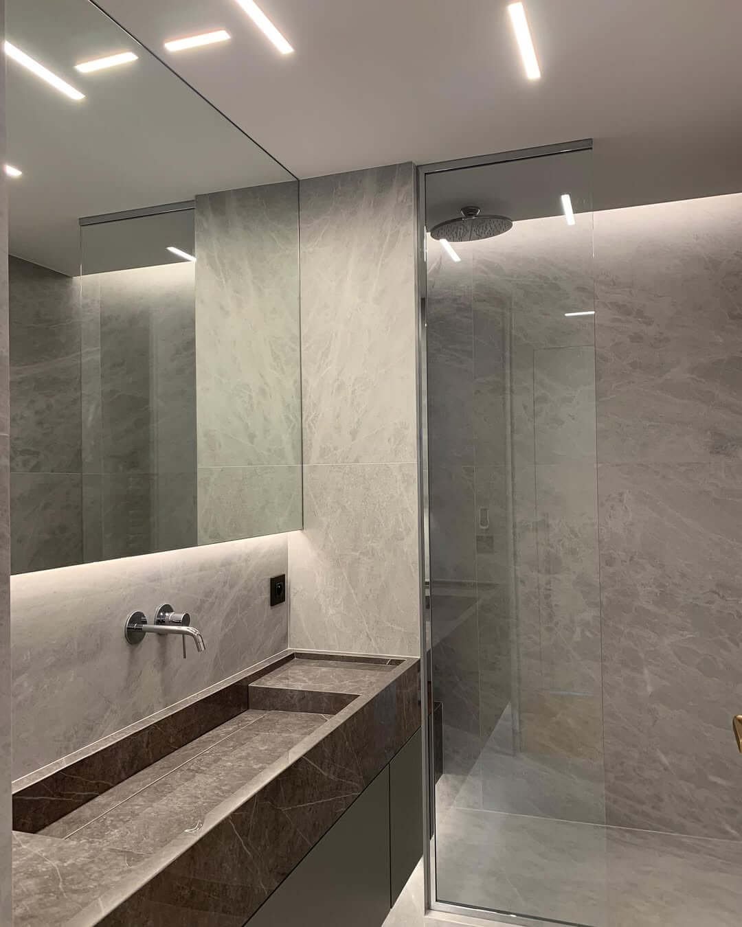 Meuble et plan vasque céramique sur mesure pour salle de bain