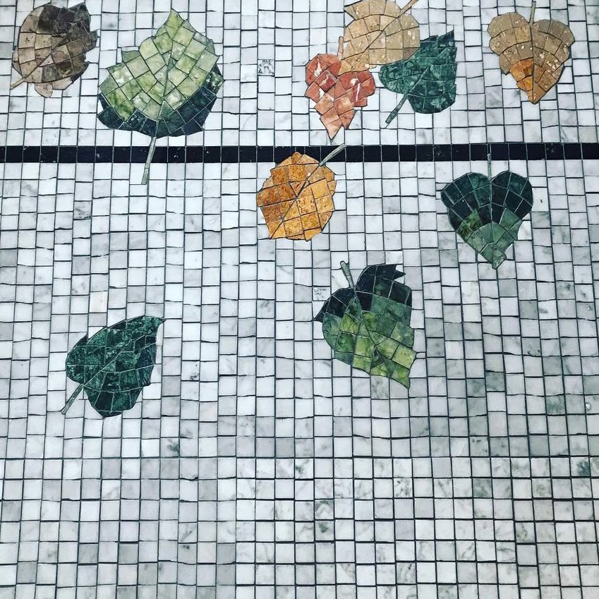 Mosaïque artisanale unique créée sur mesure par Louise Delespinasse, artisan mosaïste.