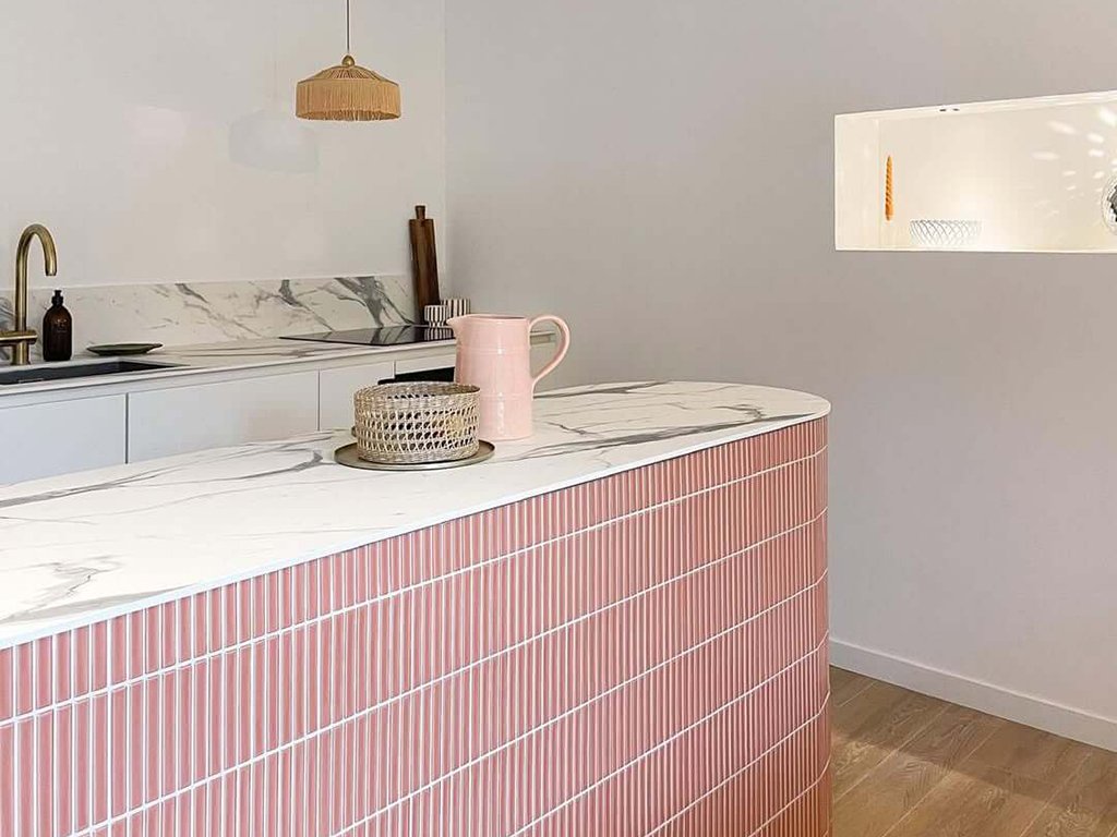 Carreaux rénovés sur un îlot central de cuisine