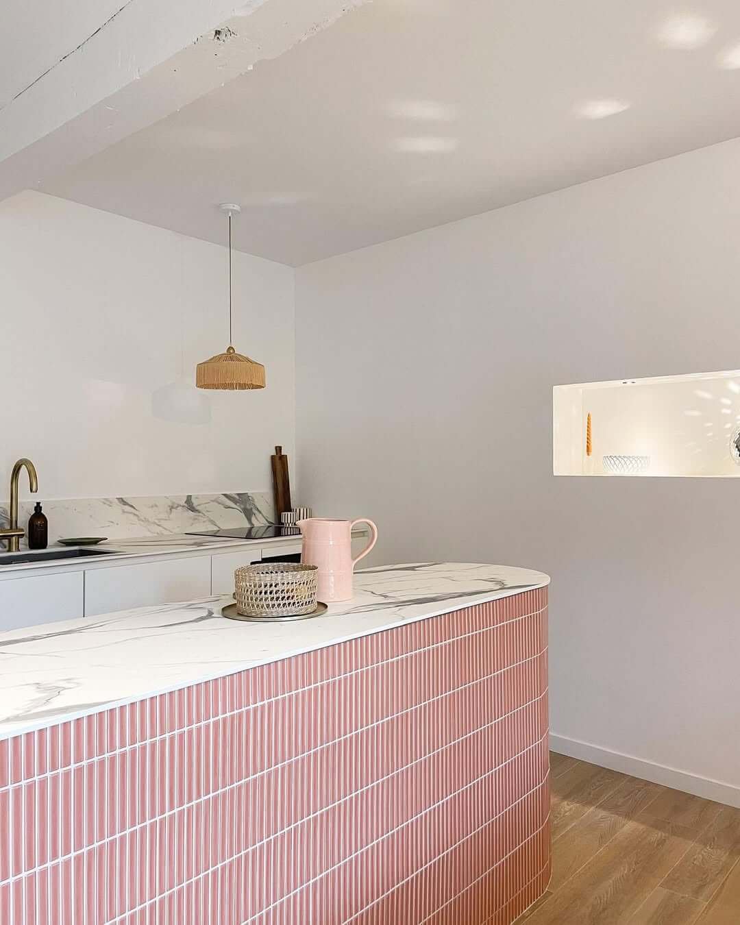 Carreaux rénovés sur un îlot central de cuisine