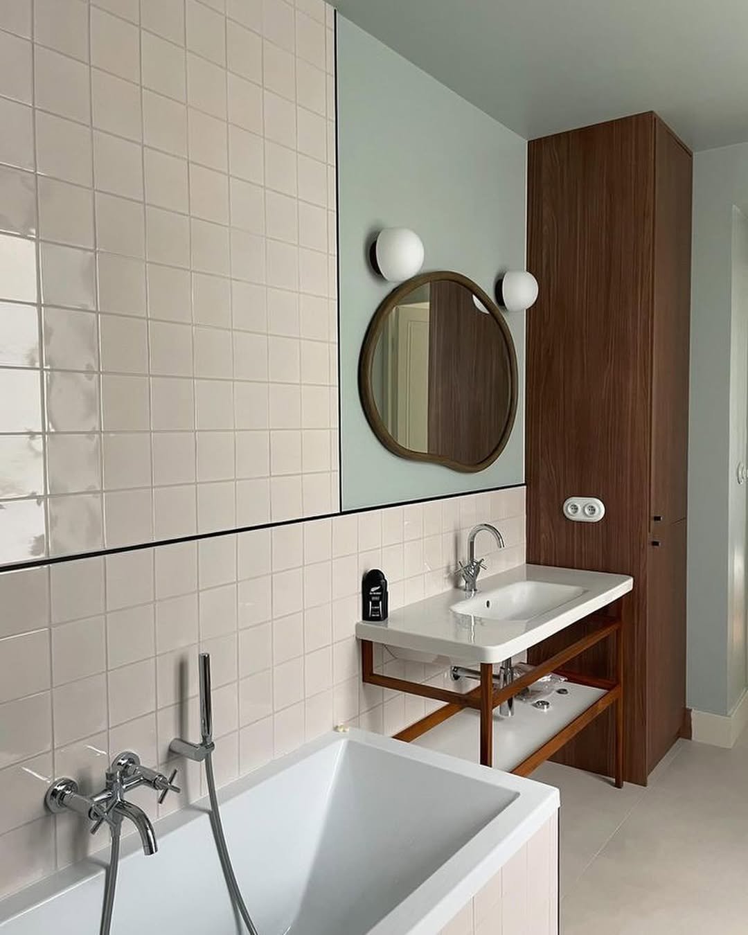 Salle de bain rénovée avec un carrelage moderne, murs et sol habillés de carreaux.