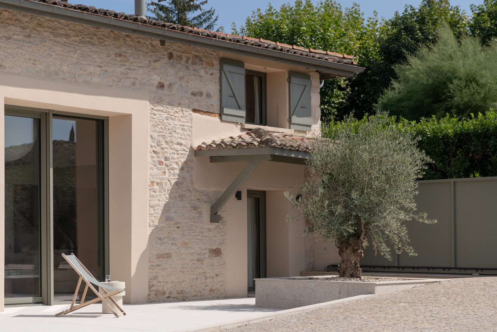 Carrelage terrasse extérieure villa posé par L’Expérience Céramic