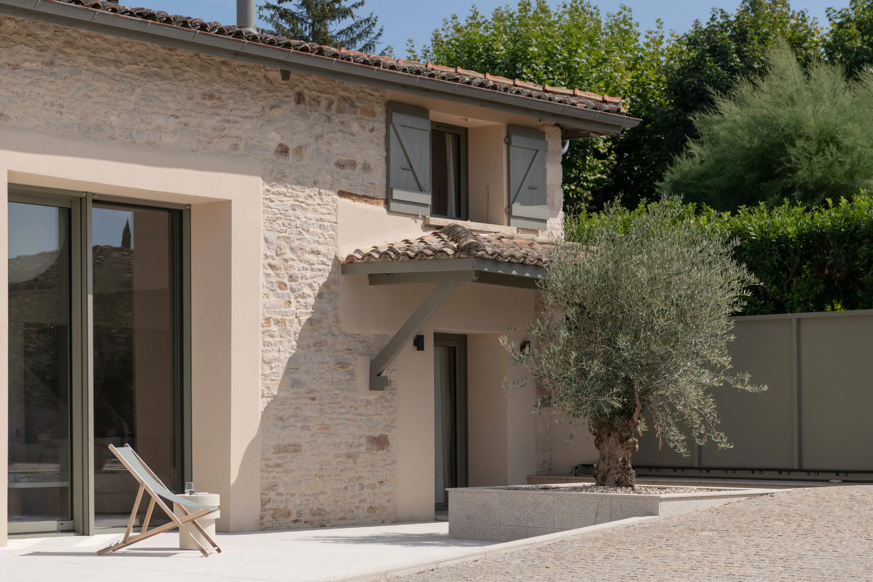 terasse_dalles_carrelage_extérieur Carrelage terrasse extérieure villa posé par L’Expérience Céramic