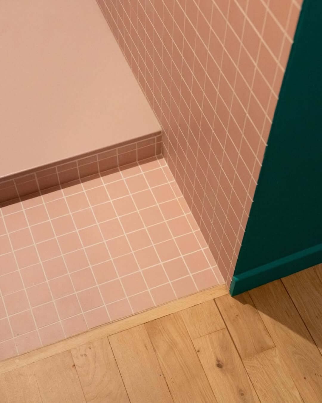 Carreaux rénovés sur un îlot central de cuisine